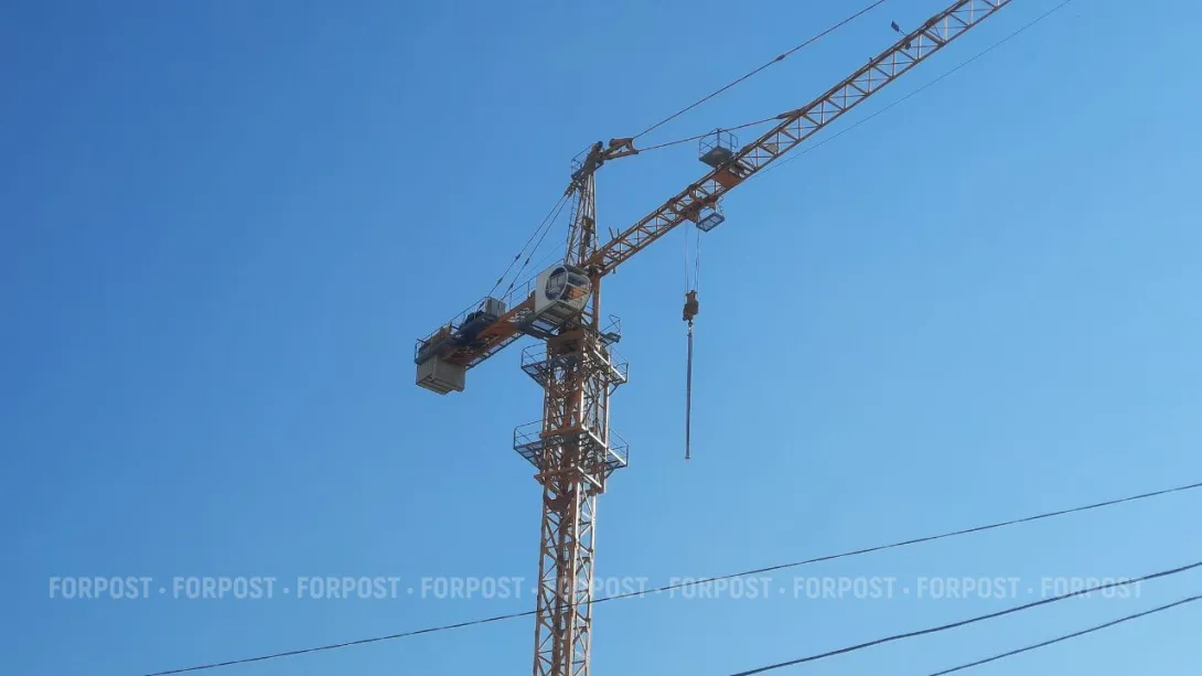 Автокран рухнул на стадионе в Ялте