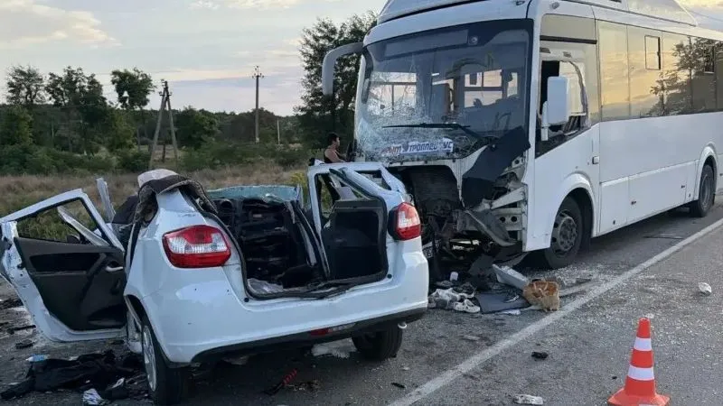 Три человека погибли в ДТП с рейсовым автобусом на трассе в Крыму