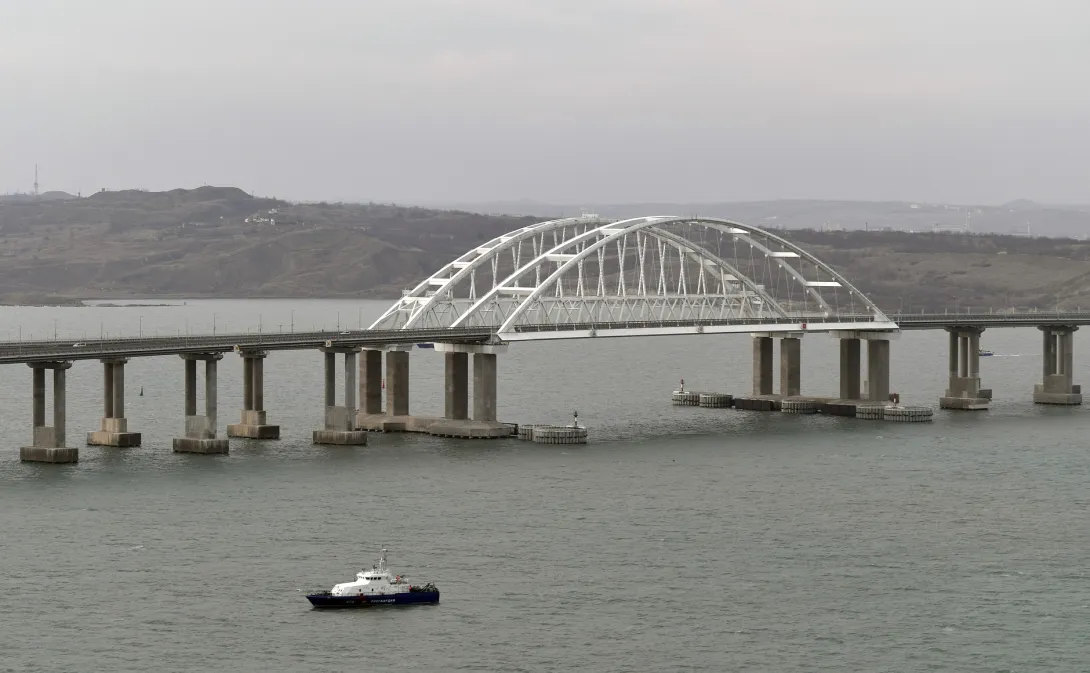 По Крымскому мосту человек-ракета проехал с рекордной скоростью