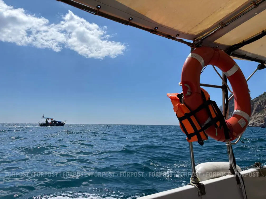 В Крыму 14 человек на банане бросили в открытом море