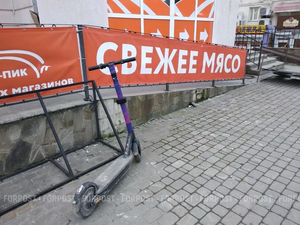 В Севастополе мужчина избил 12-летнего самокатчика на улице
