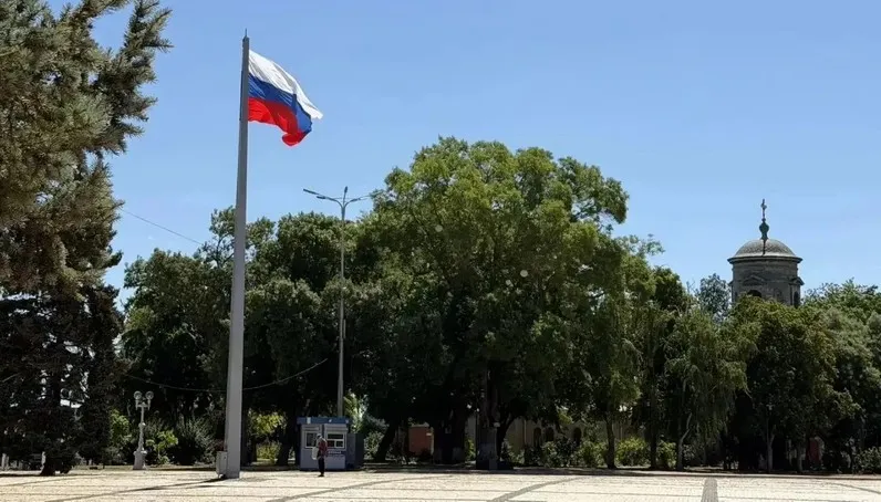 В Керчи после сильного ветра заменили флаг России на главной площади