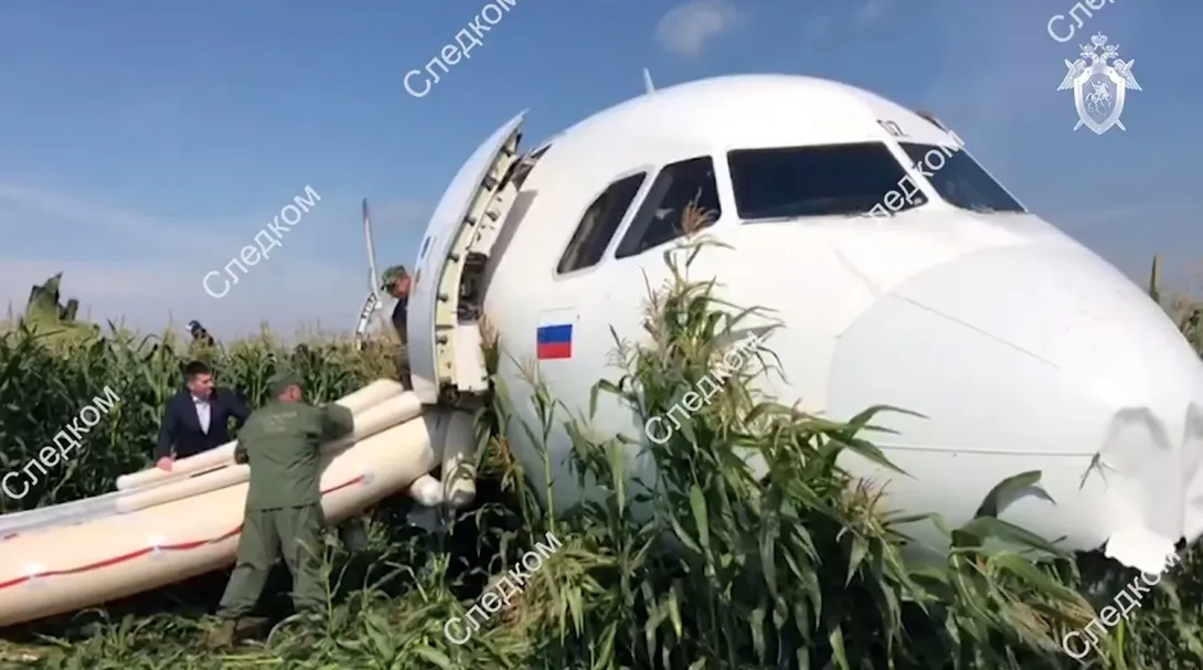 Враги Украины: экипаж аварийно севшего самолета в Крым попал в базу Миротворца
