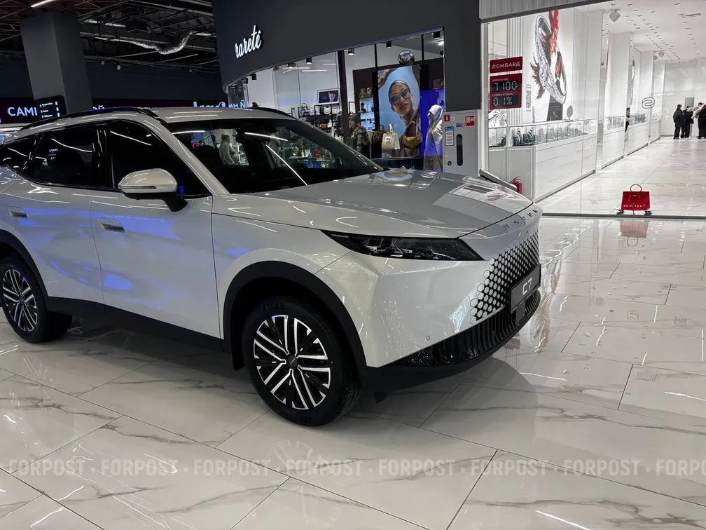 Крымчан взбудоражила полуголая девушка в автосалоне
