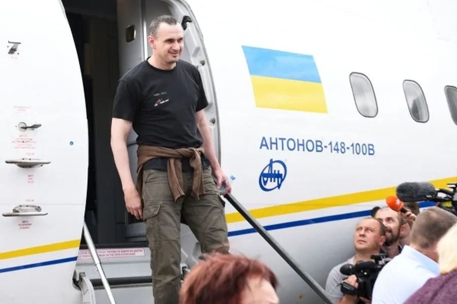 Сенцову прочат путь Савченко