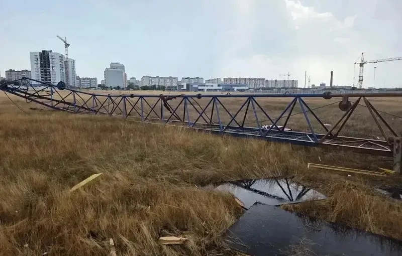 В Евпатории башенный кран с женщиной в кабине рухнул на стройке