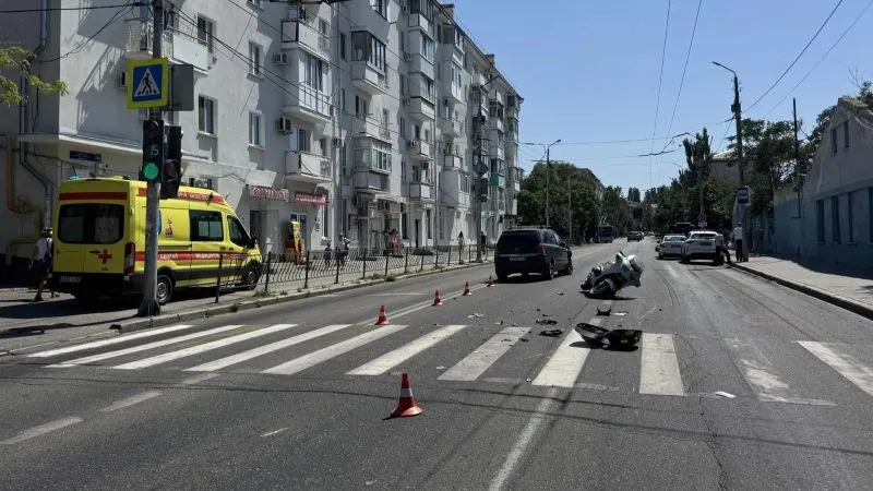 В центре Севастополя авто и мотоцикл не поделили дорогу 