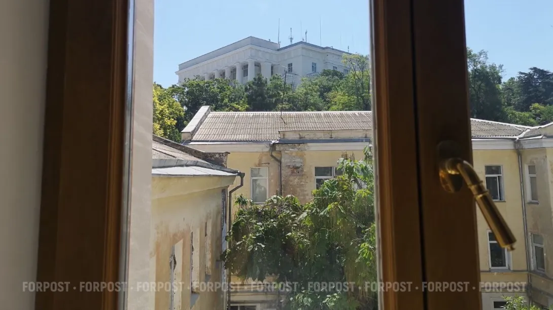 В школах России перед 1 сентября укрепляют окна бронеплёнкой