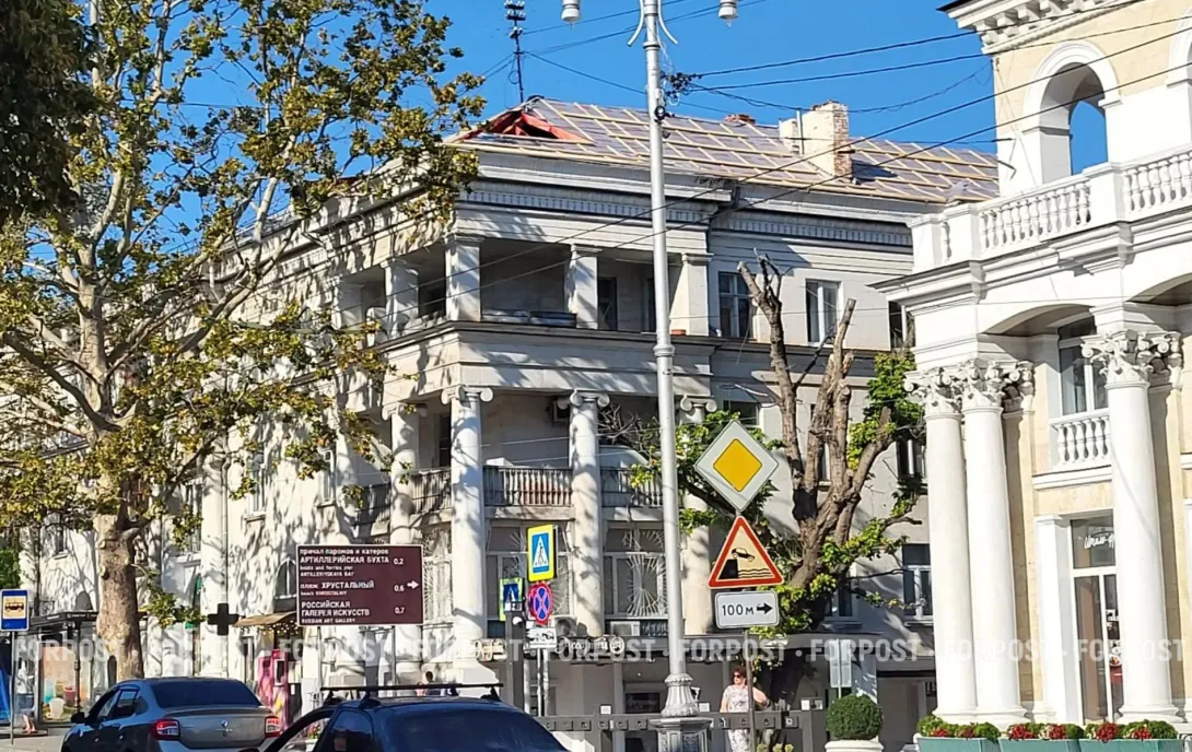 В центре Севастополя ремонтируют кровлю двух соседних исторических зданий