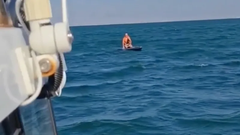 Туриста на сапборде унесло на 5 км от берега в Крыму