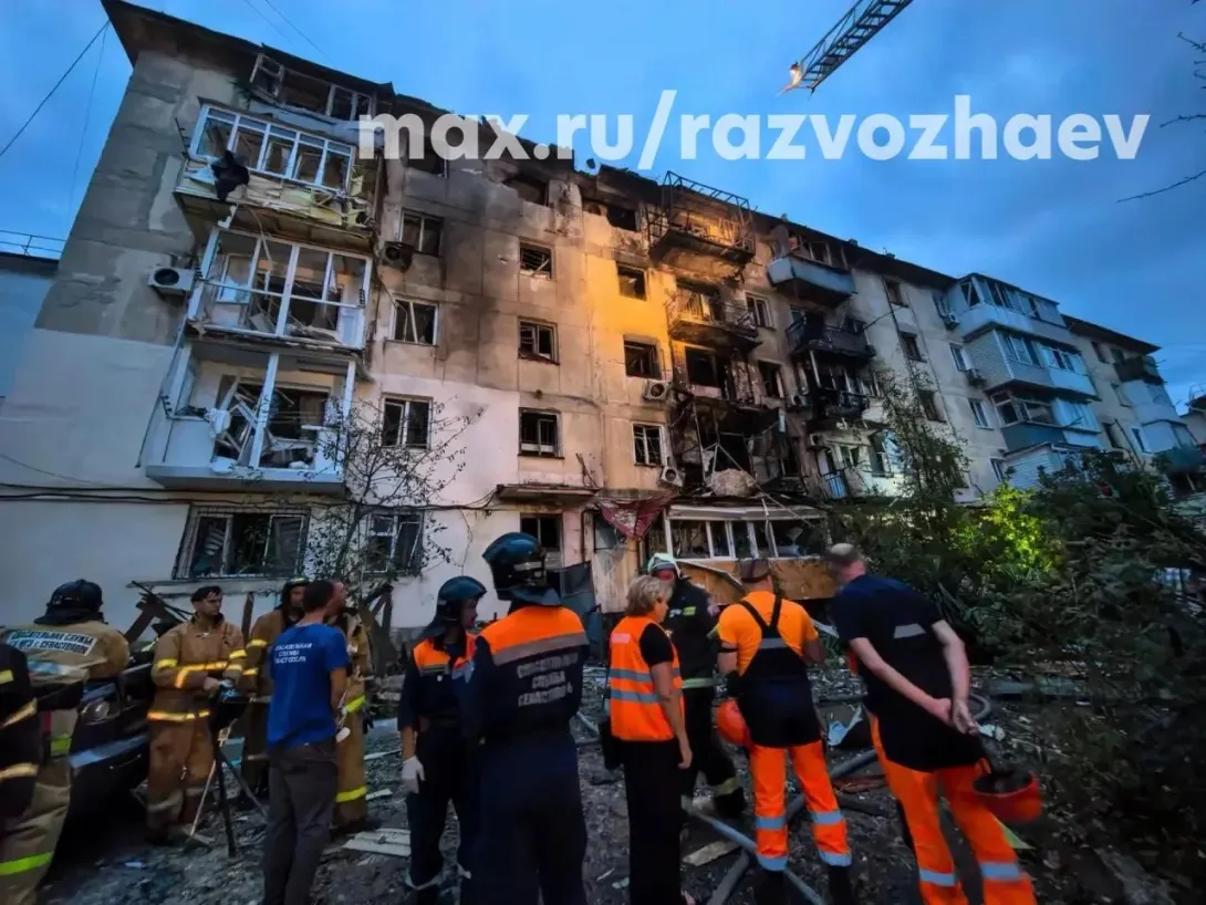 БПЛА ударил по пятиэтажному жилому дому в Севастополе
