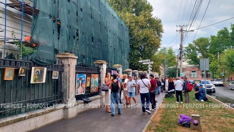 Ливень как часть перформанса: художники Крыма развесили работы на ограде закрытого музея
