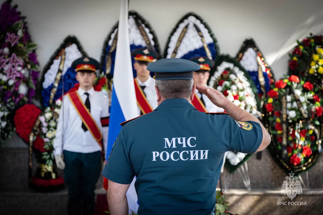 Севастополь простился с погибшими при детонации дрона пиротехниками МЧС