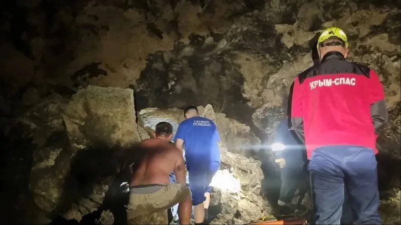 В Крыму спасатели эвакуировали женщину, упавшую со скалы на Генеральских пляжах