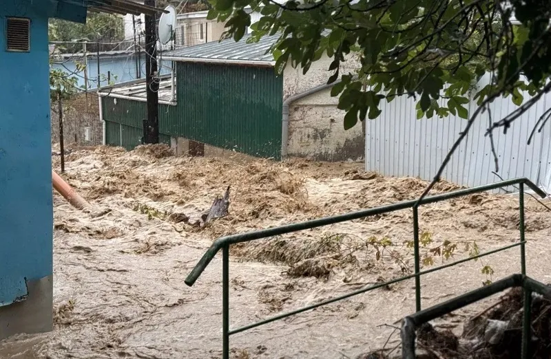 Бурный поток в Кореизе разрушил подпорную стену и угрожает домам