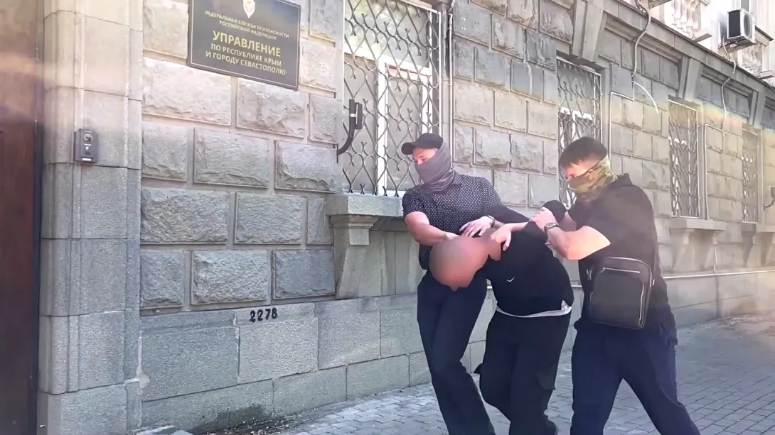 ФСБ задержала в Севастополе 20-летнего парня, снимавшего бухты для украинского куратора