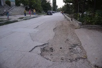 Дорога всё стерпит: когда закончат ремонт дублёра на проспекте Острякова?