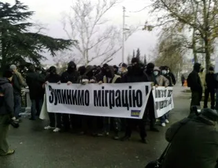 Севастопольцы остановили марш тягныбоковцев на святом для города-героя месте