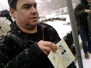 В центре Севастополя гражданин Украины сжег свой паспорт в знак протеста против присвоения звания Героя Украины Степану Бандере