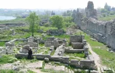 В Севастополе бульдозер вскрыл уникальные склепы древнего Херсонеса