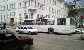 Забавный фотофакт: в центре Севастополя обнаружен троллейбус-призрак