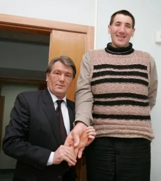 Сегодня Ющенко подарит машинку большому человеку