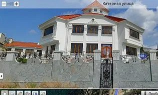 Сэкономив на городском бюджете, жена депутата-коммуниста построила шикарный особняк на берегу моря в центре Севастополя