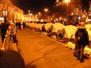 Дежа вю. В Москве раздают палатки для организации послевыборных мирных протестов