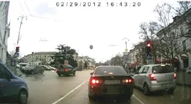 В Севастополе "Лексус" с зампредом СГГА гоняет на красный свет светофора. Яцуба не верит