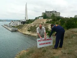 У памятника затопленным кораблям купаться опасно! Сотрудники МЧС весь день устанавливали таблички в Ленинском районе