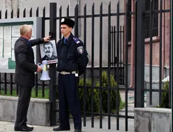 Открытый урок истории на площади Пирогова: в Севастополе пикетировали консульство Польши