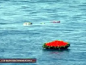 Цветы на воду в память о последних защитниках Севастополя 9 мая легли у 35 Береговой батареи