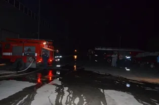 35 спасателей тушили завод в Севастополе
