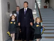 Янукович пообещал снабдить Интернетом и планшетами все школы страны