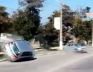 Аварию с двумя легковушками в Севастополе записал видеорегистратор. Один из авто едва не перевенулся