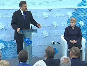 Янукович назвал Россию «великим монстром», президент Литвы пожелала ему силы для отпора Москве