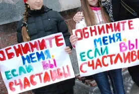Современные «тимуровцы». Севастопольские подростки выходят на центральную улицу с «обнимашками»