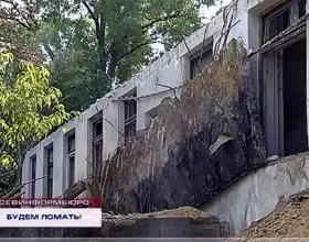 В посёлке Октябрь неизвестные разрушили дом, в котором проживают люди