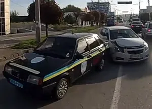 Авария двух легковушек в Севастополе попала на видео