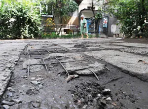 Деньги на ремонт внутридворовых дорог в Севастополе "расписаны", но их у государства нет