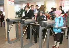 Родителей севастопольских школьников обязывают оплачивать установку турникетов в школах