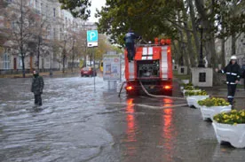 В Севастополе дождями затопило часть проспекта Нахимова