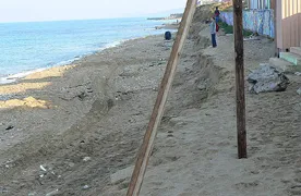 В Севастополе обрушилась часть песочного пляжа
