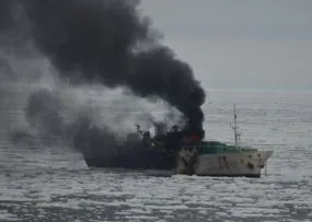 Российские моряки оказали помощь горящему парому в водах у Севастополя