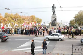 В Севастополе различные силы в разных местах разными акциями отметили российский День народного единства