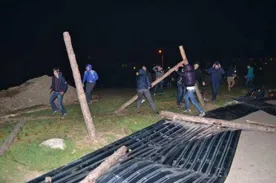 Севастопольцы взбунтовались и снесли забор скандальной стройки на территории школы