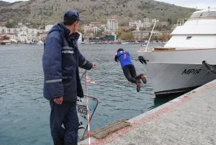 В Севастополе спасли двух спортсменок, пытавшихся переплыть Балаклавскую бухту