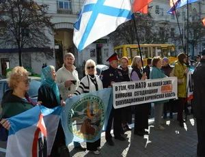 В Севастополе замгенсека НАТО сбежал от протестующих через черный ход