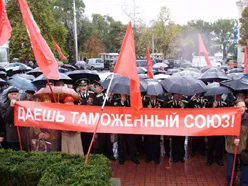 В годовщину Октябрьской революции коммунисты Севастополя провели митинг на площади Нахимова