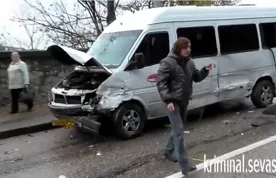 В Севастополе в маршрутку с пассажирами врезался автомобиль, водитель которого не справился с управлением на мокрой дороге. Есть пострадавшие